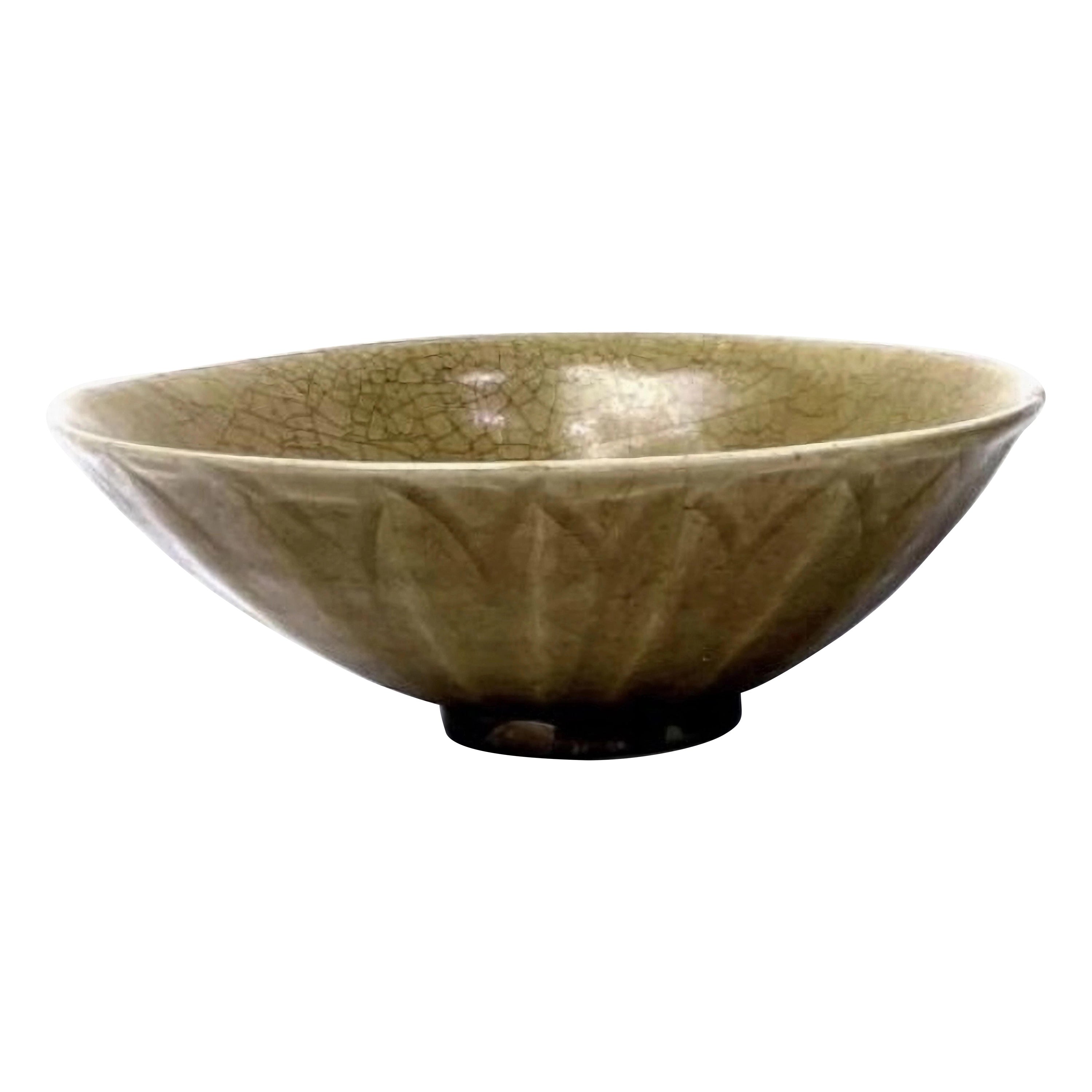 Chinesische Longquan-Celadon-Lotus-Schale, Ming Dynasty