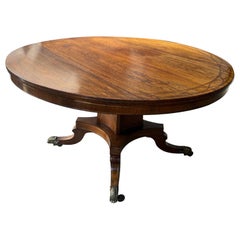 Table centrale de la période Régence anglaise du 19e siècle en bois de rose incrusté de laiton  