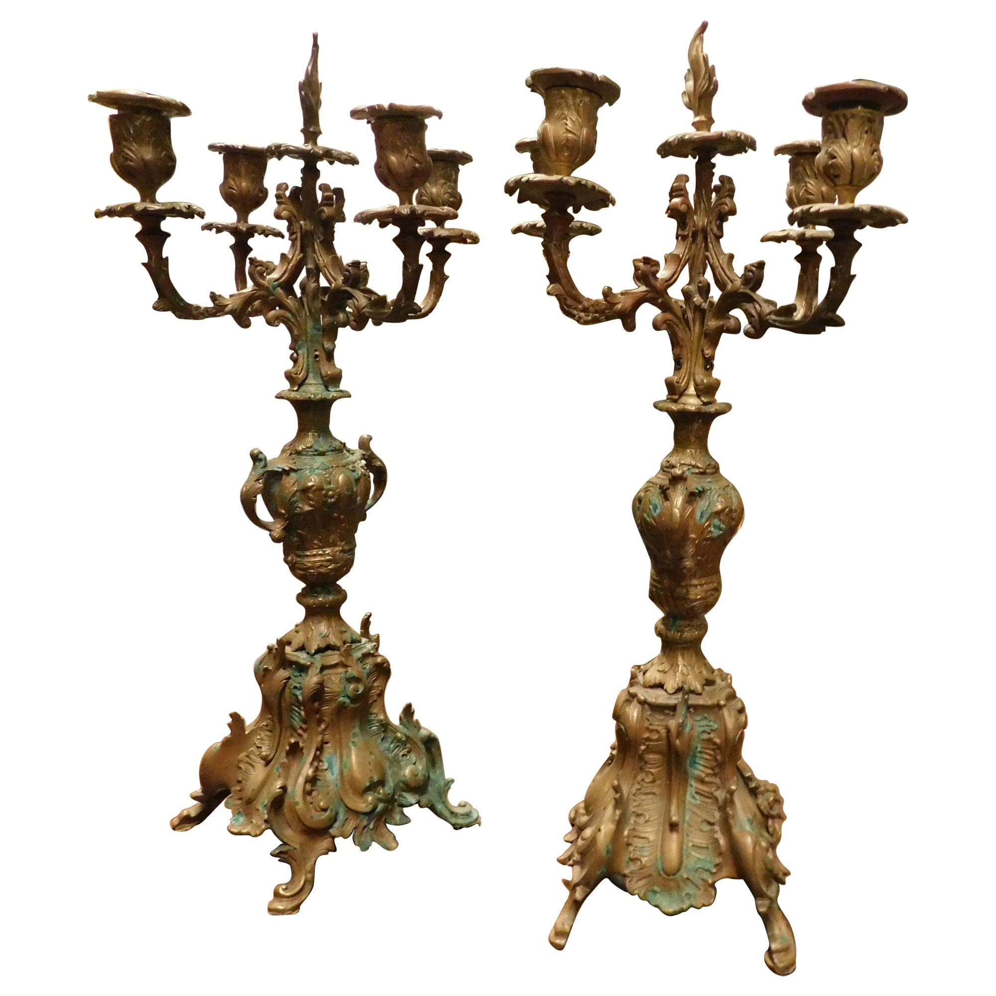Pareja de candelabros de bronce dorado y esculpido, Italia en venta