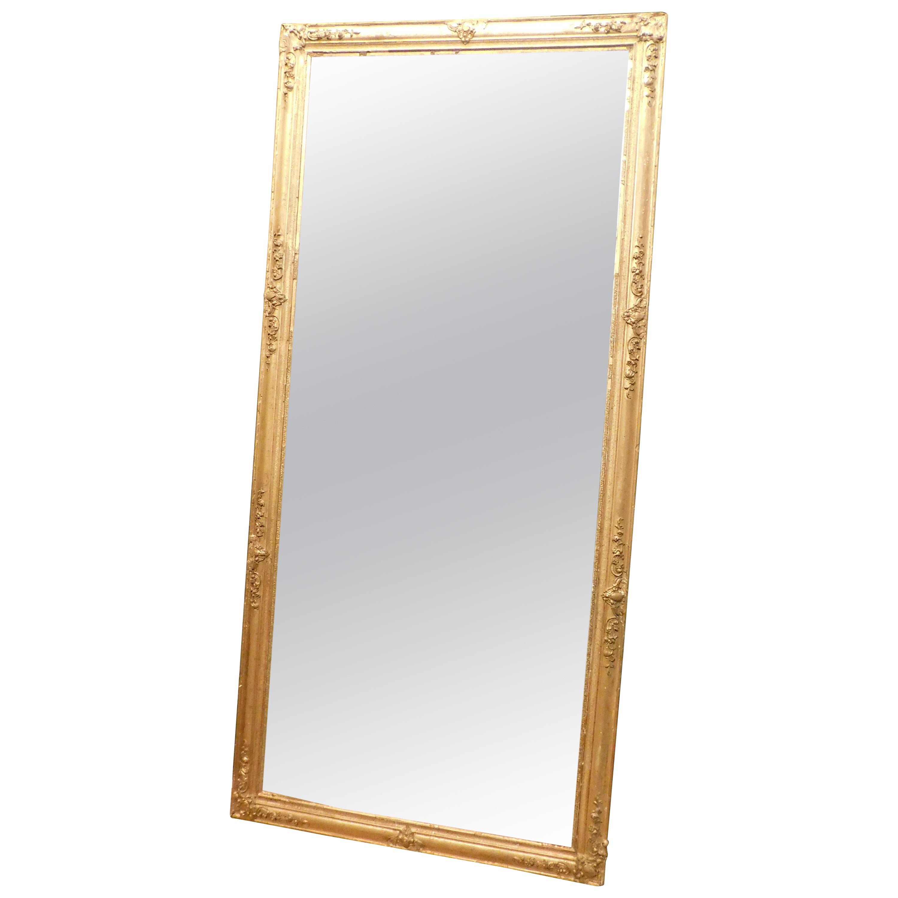 Miroir rectangulaire en bois sculpté et doré, Italie