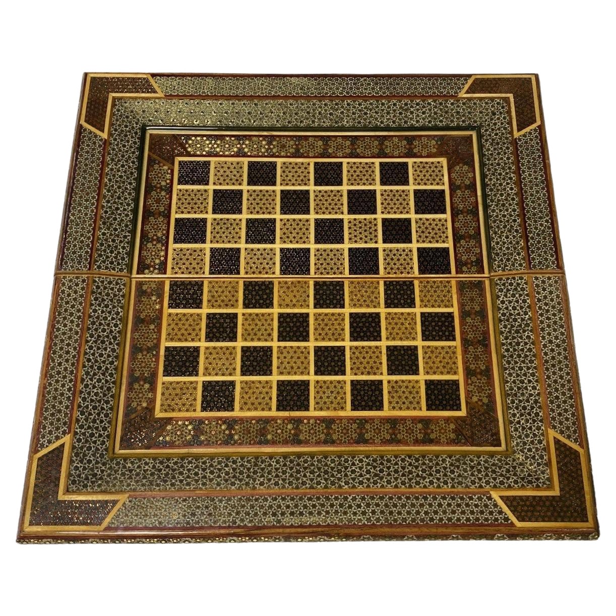 Tableau de backgammon et d'échecs marocain mauresque du Moyen-Orient marqueté de micro-mosaïque