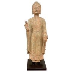Buddha in piedi in pietra grigia policroma della dinastia Ming, montato al museo 