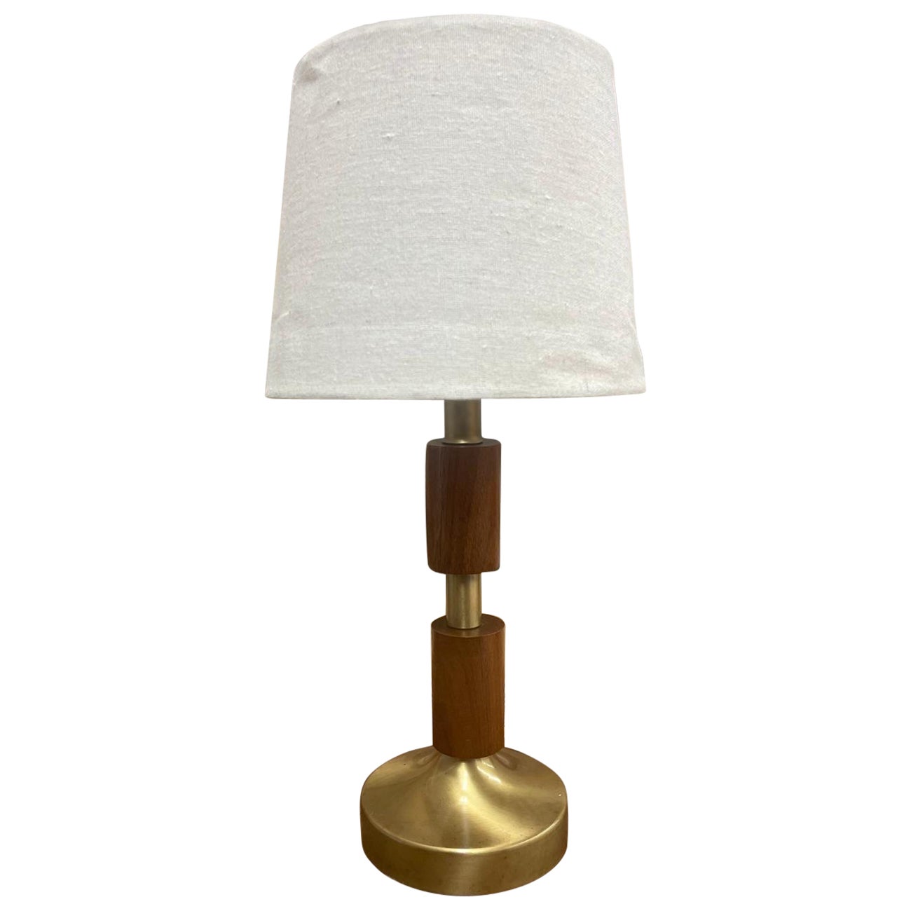 Vintage Brass Toned Mid Century Modern Table Lamp. For Sale
