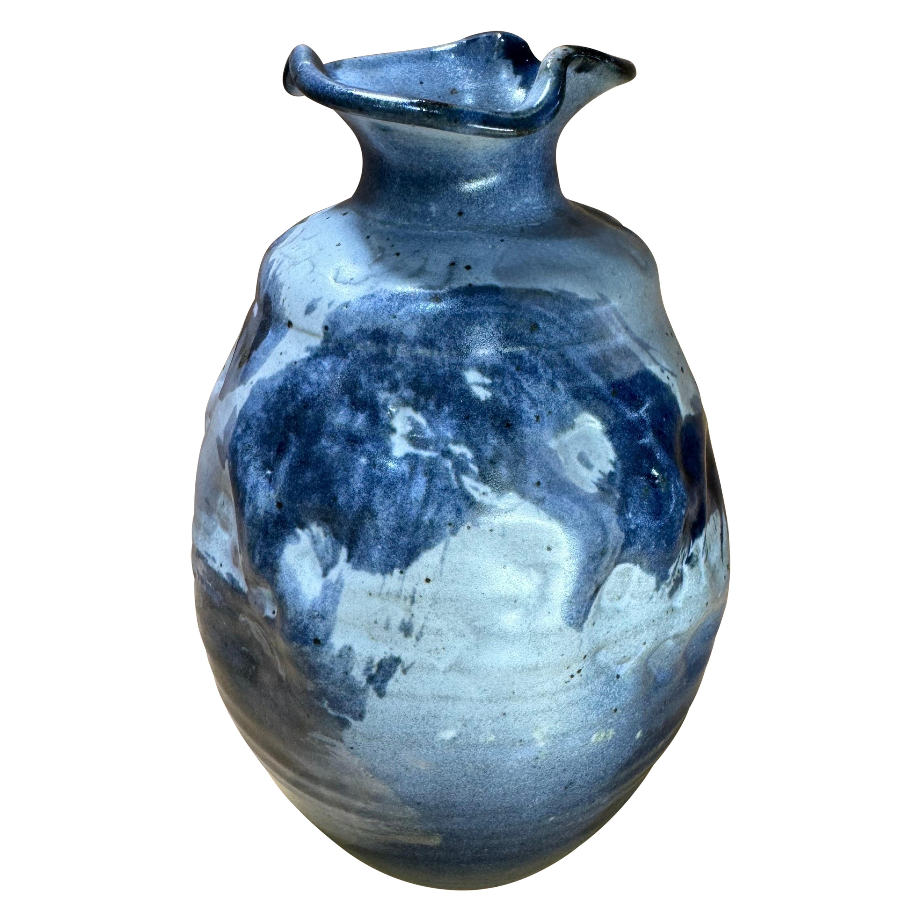 1991 Unregelmäßige blaue Buie Studio Pottery Knospenvase im Angebot