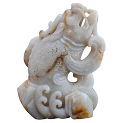 Talla china de carpa saltarina de jade blanco y rojizo de la dinastía Qing.