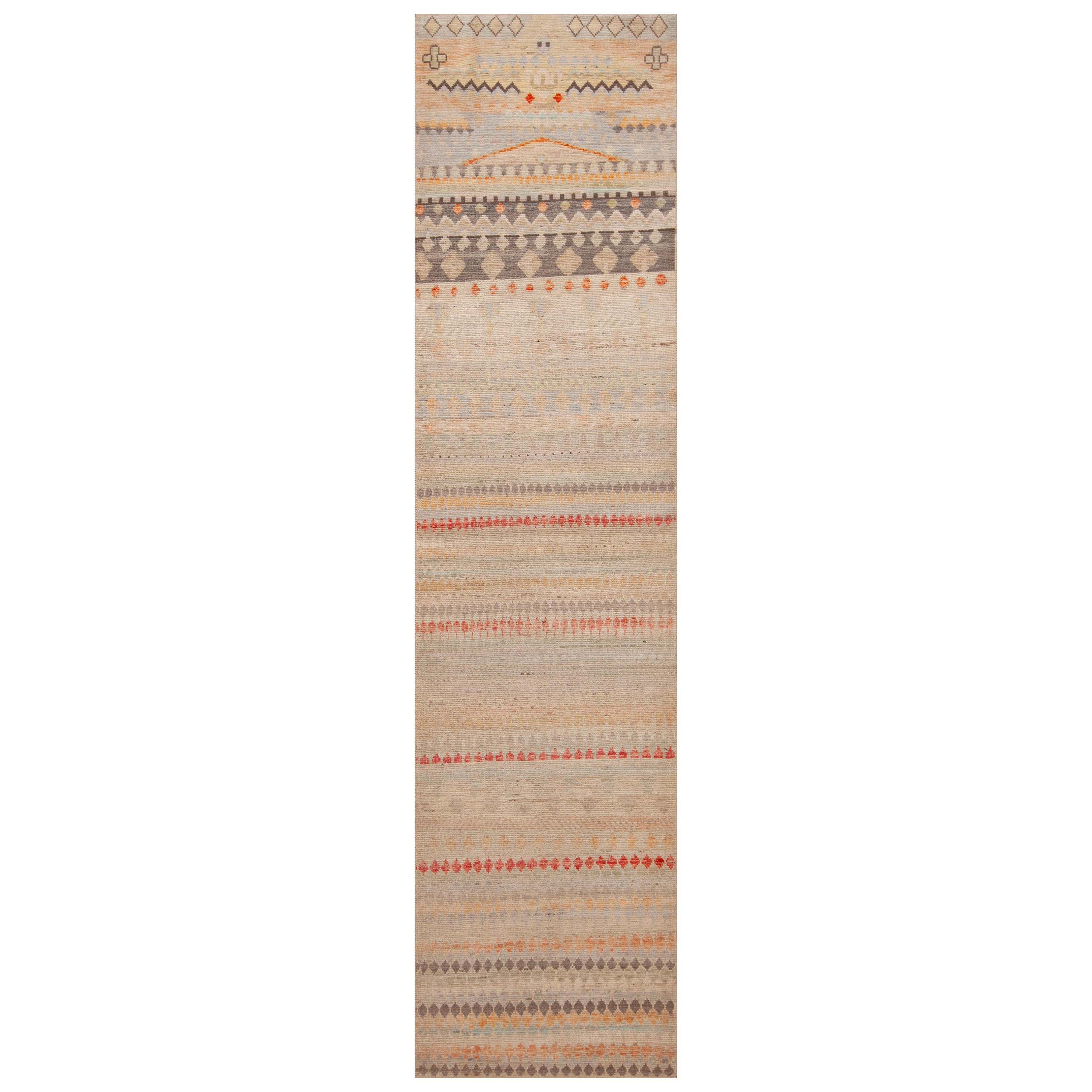 Collection Nazmiyal, tapis de couloir tribal, géométrique et moderne, 3'2" x 13' en vente