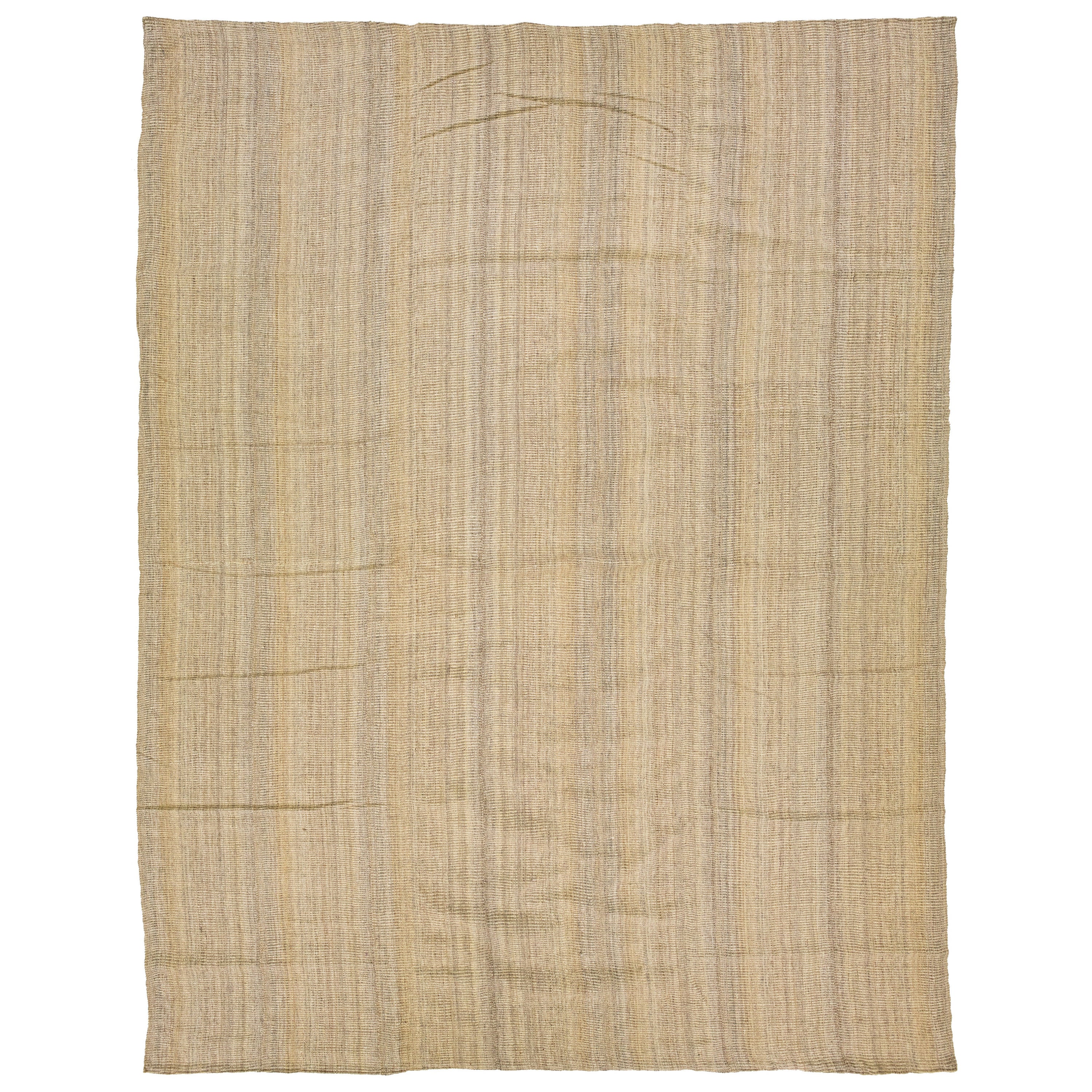 Tapis kilim moderne beige tissé à plat avec motif de rayures 