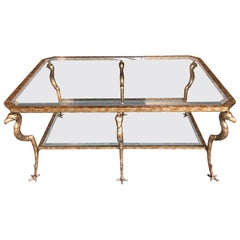 Magnifique table basse de style Regency Marge Carson avec pieds griffons dorés et plateau en verre