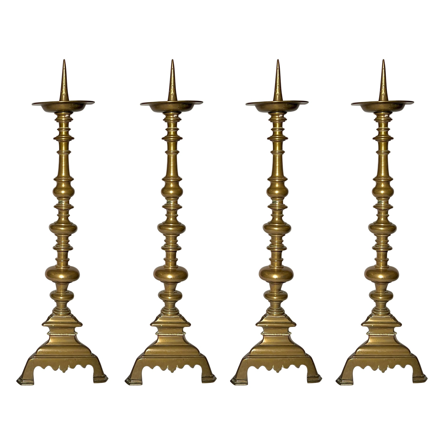 Set von vier Pricket-Kerzenständern aus Messing aus dem frühen 19. Jahrhundert, um 1810.
