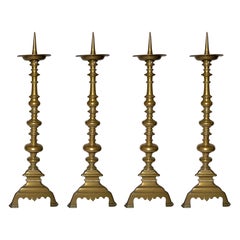 Set di quattro candelieri a grillo in ottone dell'inizio del XIX secolo, CIRCA 1810.