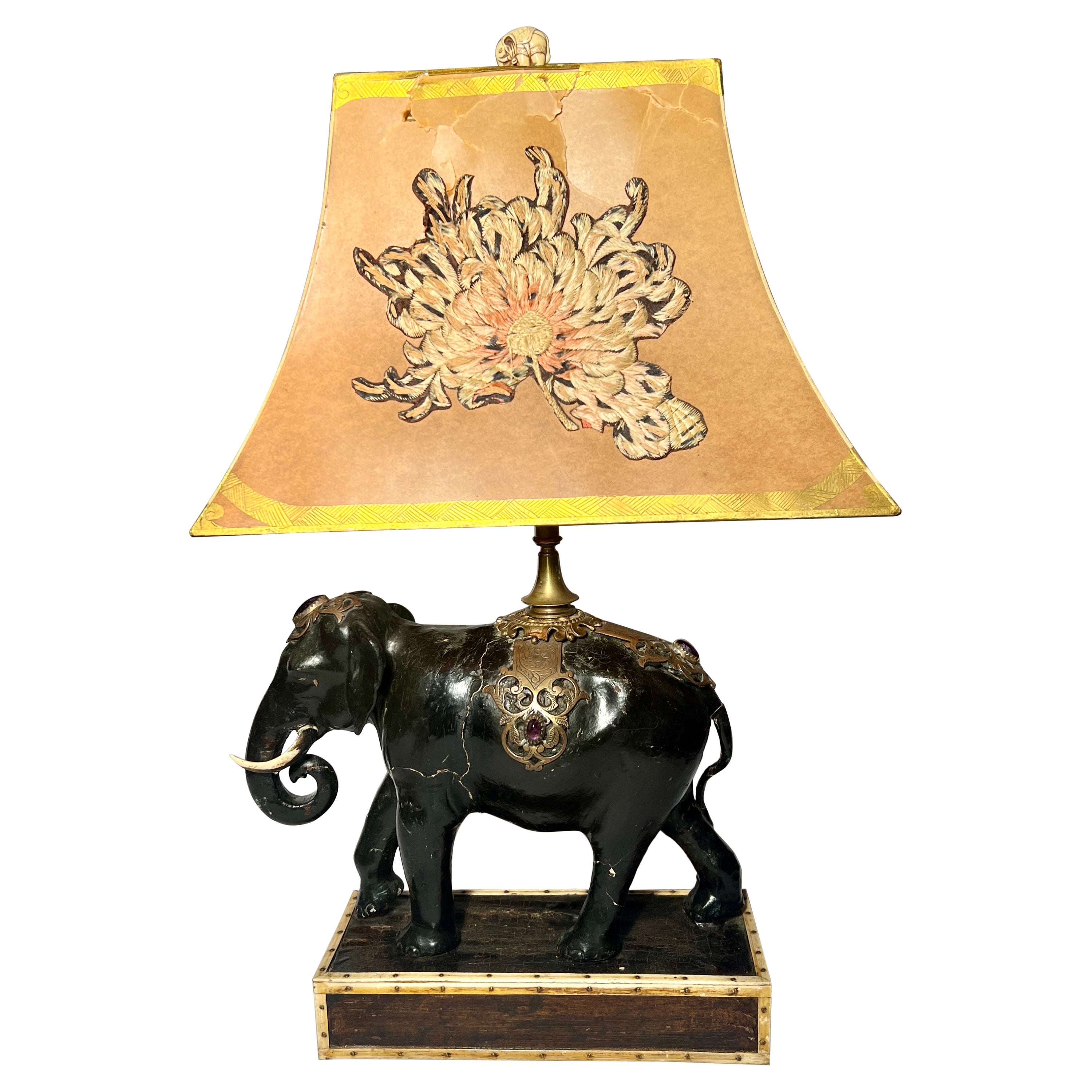 Ancienne lampe éléphant laquée noire sur Stand avec abat-jour d'origine, Circa 1900. en vente
