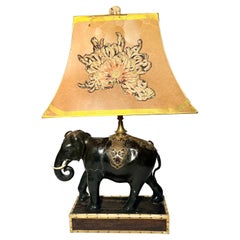 Ancienne lampe éléphant laquée noire sur Stand avec abat-jour d'origine, Circa 1900.