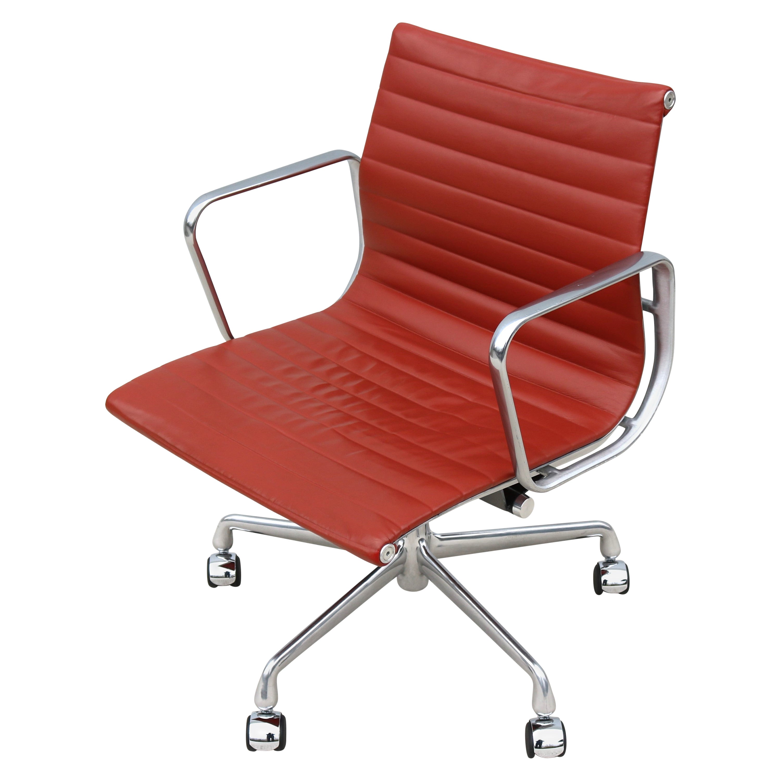 Chaise de direction en cuir Brown du groupe d'aluminium Eames d'Herman Miller du milieu du siècle dernier