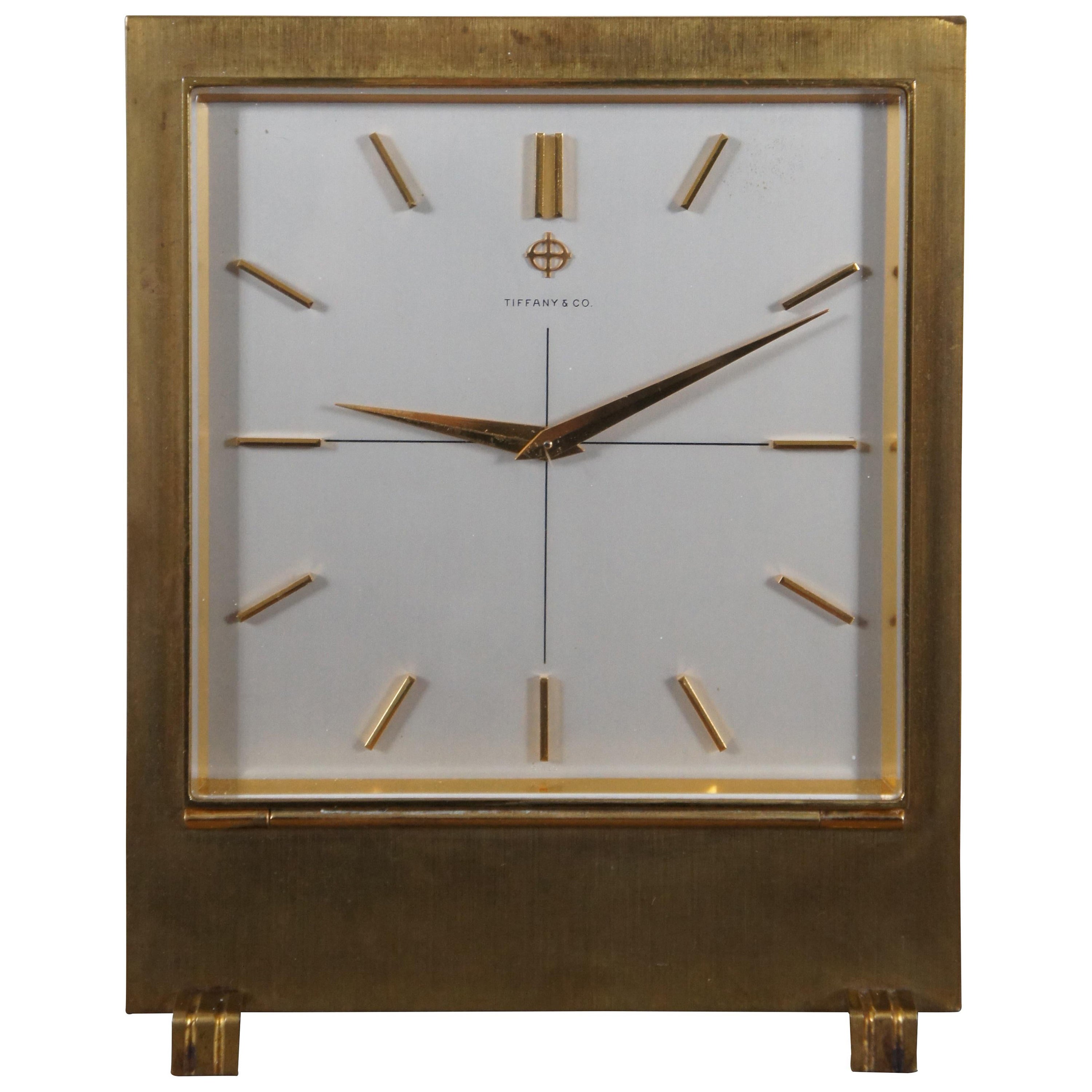 Tiffany & Co Mid Century Zodiac Watch Swiss Gilt Metal 15 Jewel Desk Clock 7" (Horloge de bureau) en vente