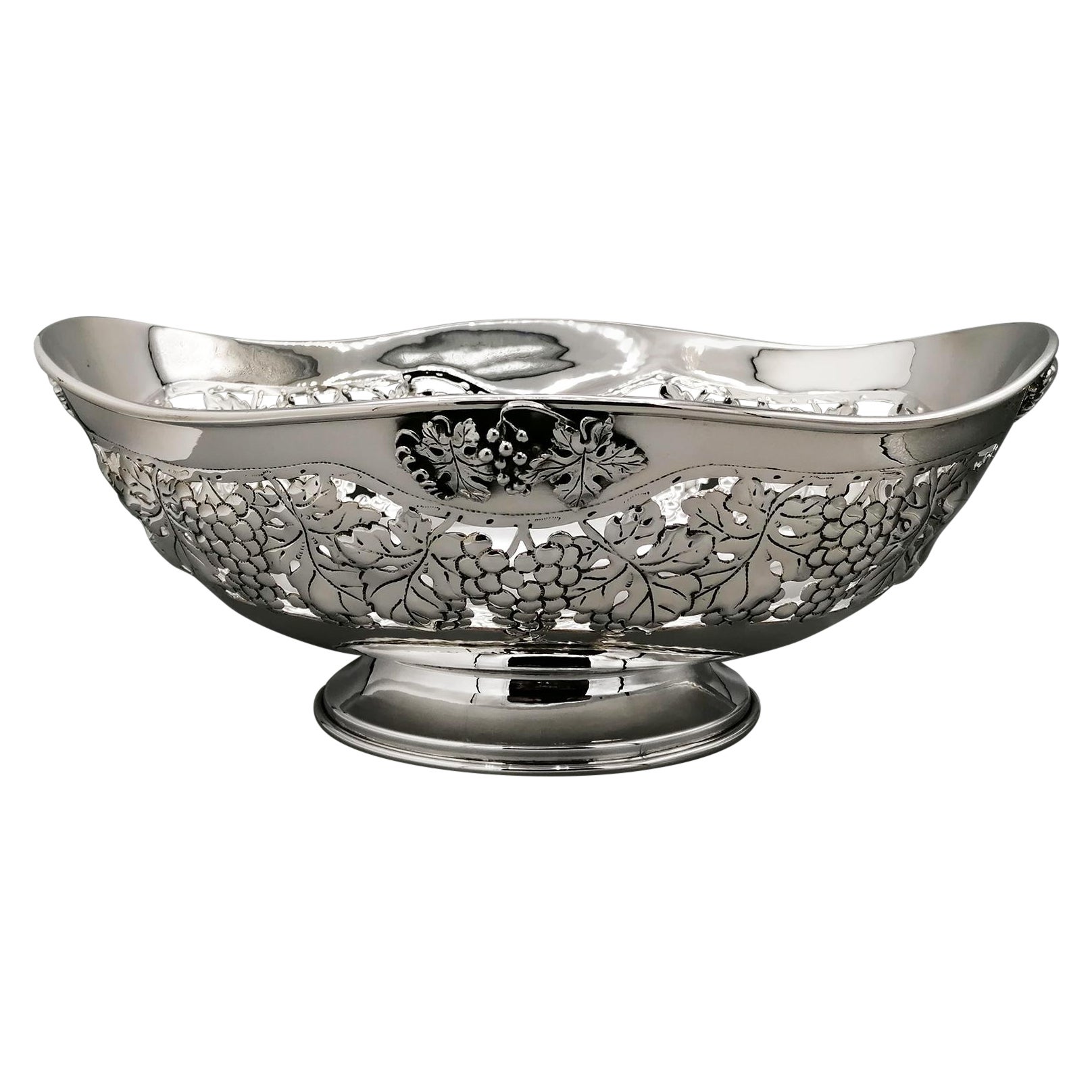 italian Sterling Silver oval Centerpiece Jatte with grapes and leaves in vendita