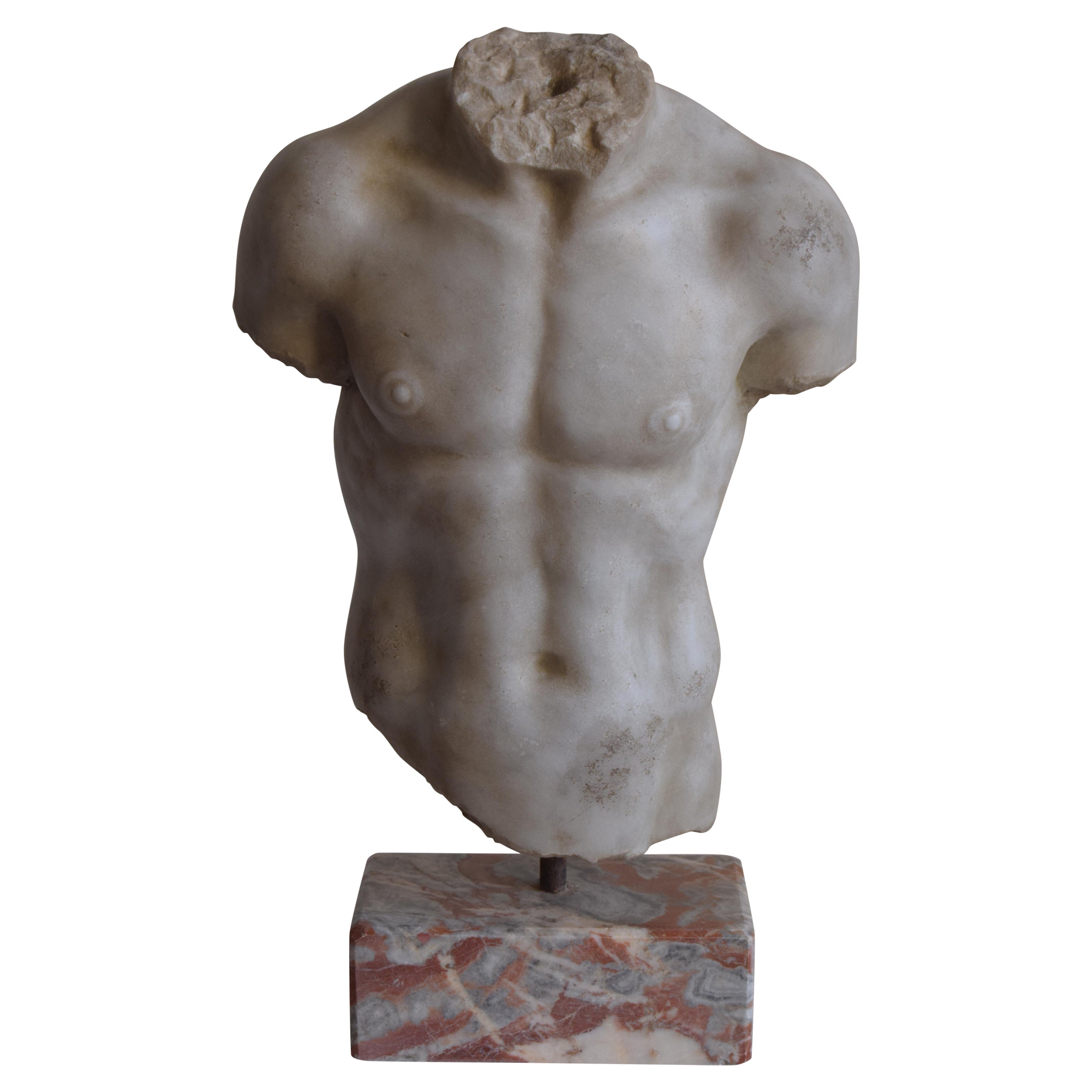 Torso maschile in marmo bianco di Carrara - Discoforo For Sale