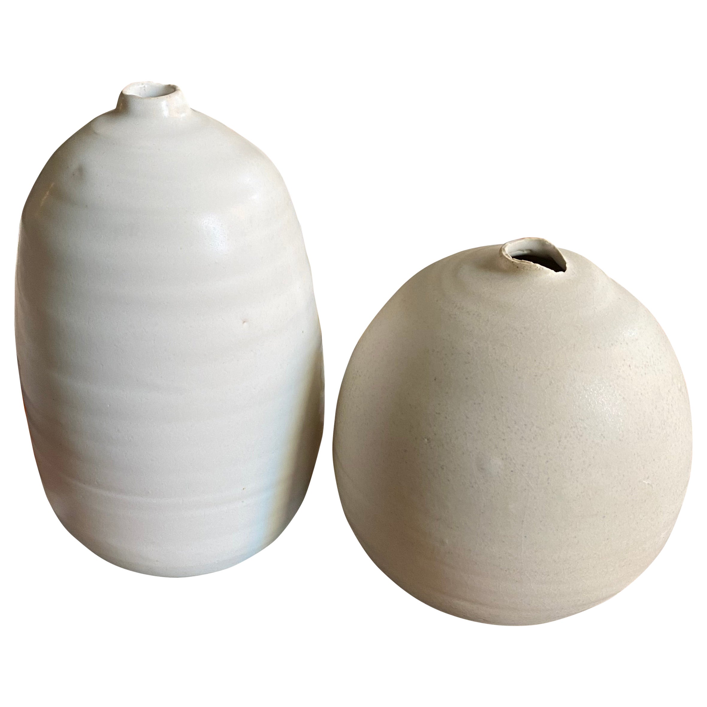 Paar handgefertigte elfenbeinfarbene Keramik im Angebot