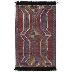 Tapis de style tribal avec motifs géométriques et médaillons primitivistes de Rug & Kilim