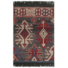 Rug & Kilim's Caucasian Tribal Rug in Gray with Geometric Patterns (tapis tribal caucasien à motifs géométriques) 