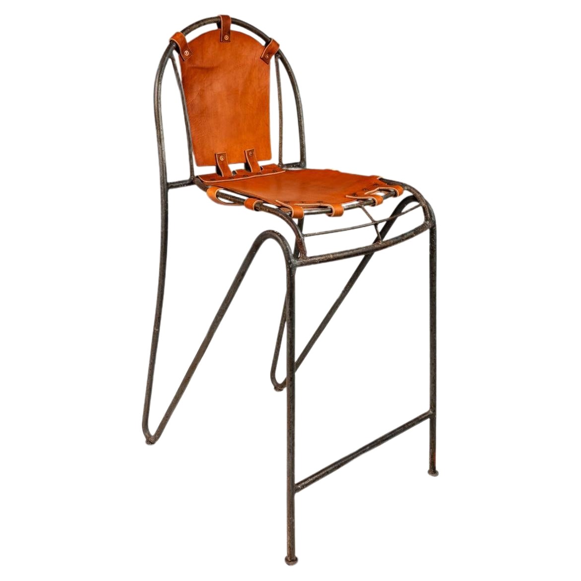 Ensemble de deux (2) tabourets de bar en fer forgé français d'après Jacques Adnet, France, années 1950 en vente