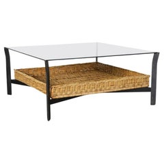 1960er Jahre Modernist Rattan Metall und Rauchglas Couchtisch mit unterem Korb