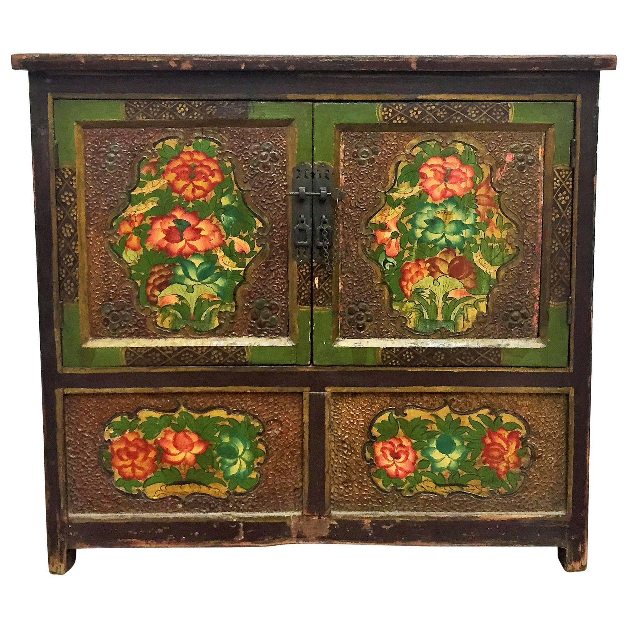Antique Striking Lacquered Chinese Sideboard, circa 1800s