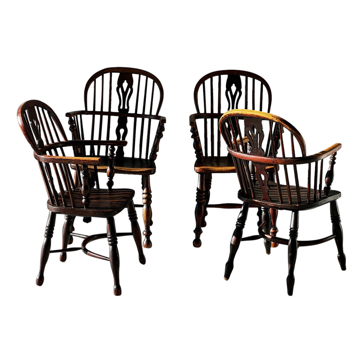 Satz von 4 Windsor-Sesseln aus gedrechseltem und geschnitztem Holz, 19. Jahrhundert 