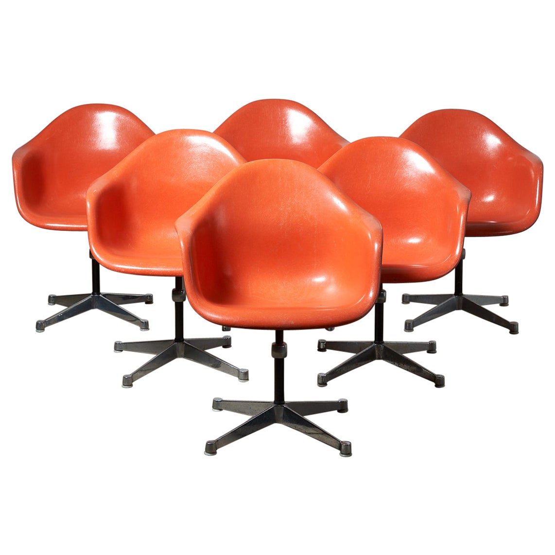 Esszimmerstühle aus Fiberglas von Charles Eames für Herman Miller aus der Mitte des Jahrhunderts in Orange im Angebot