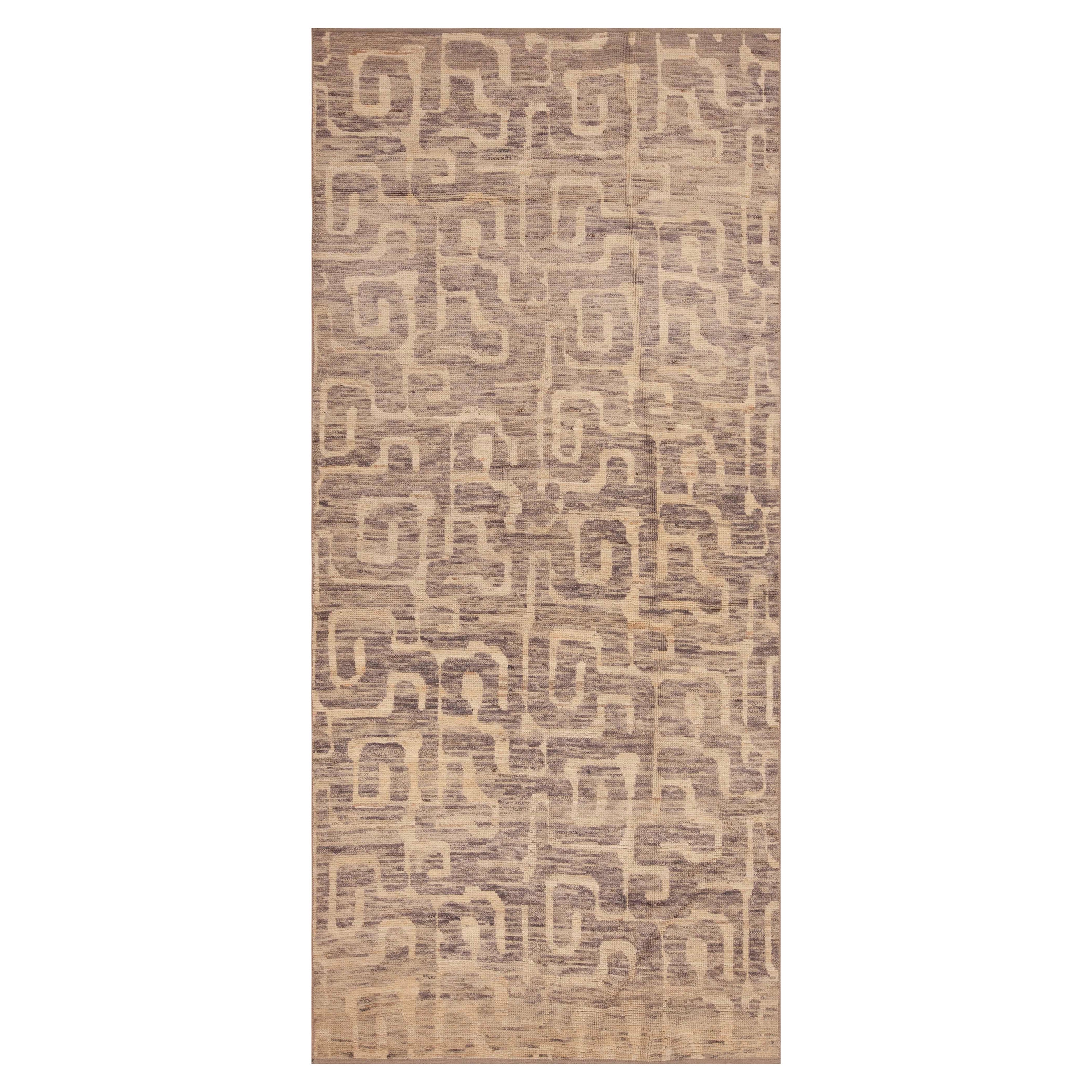 Nazmiyal Collection Modern Gallery Size Neutral Color Tribal Rug 4'6" x 9'10" For Sale