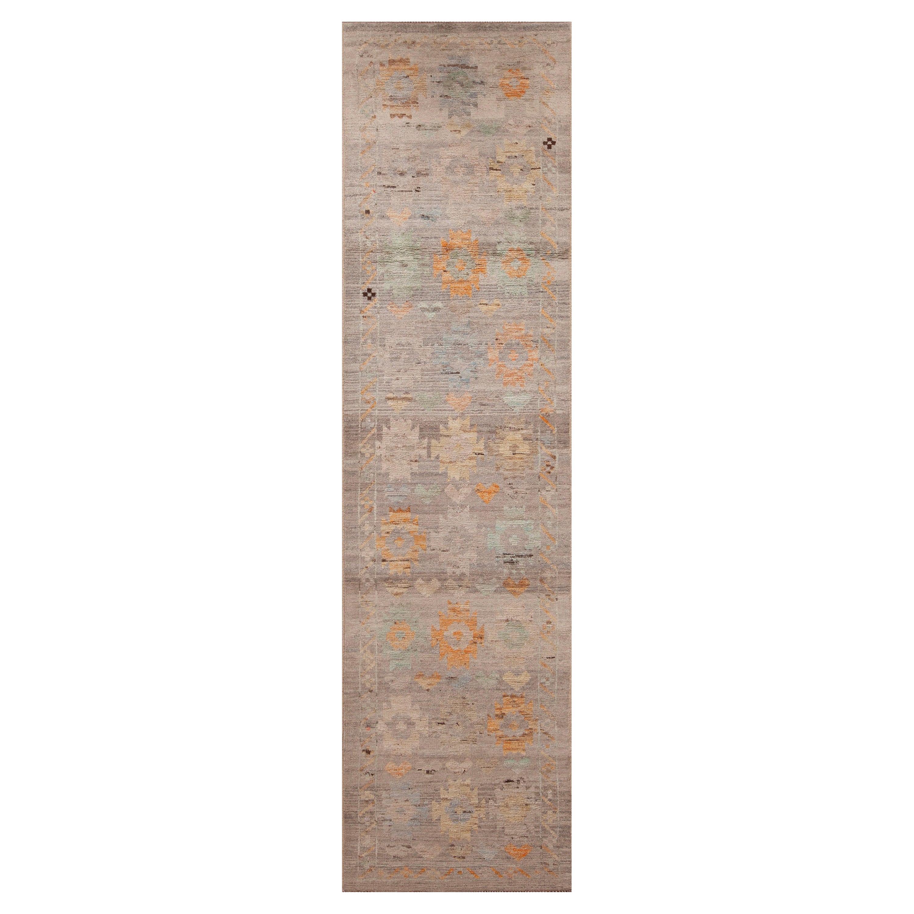 Collection Nazmiyal, tapis de course rustique géométrique, gris neutre et tribal, 2'8" x 10'2"