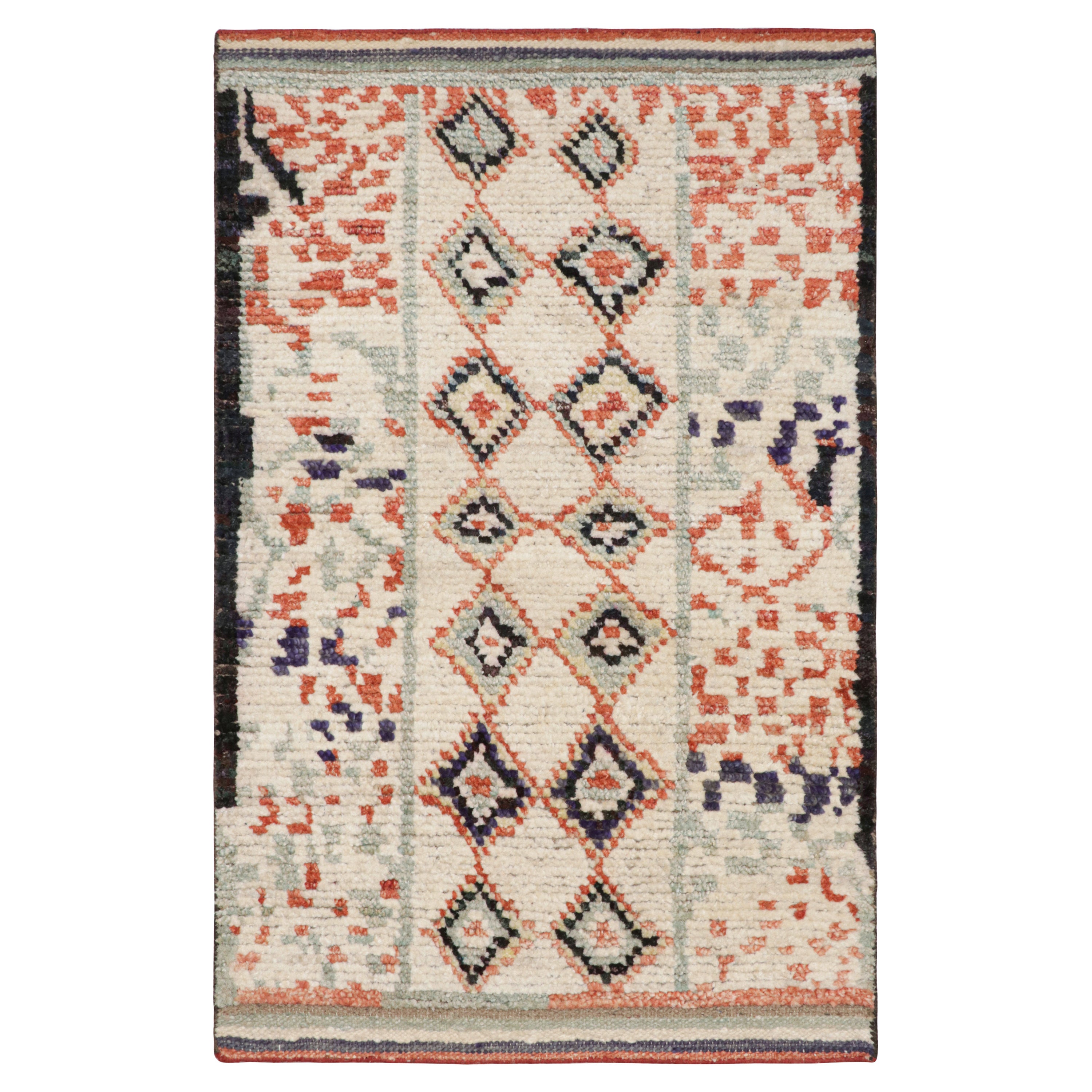 Tapis de style marocain à motifs géométriques colorés de Rug & Kilim en vente