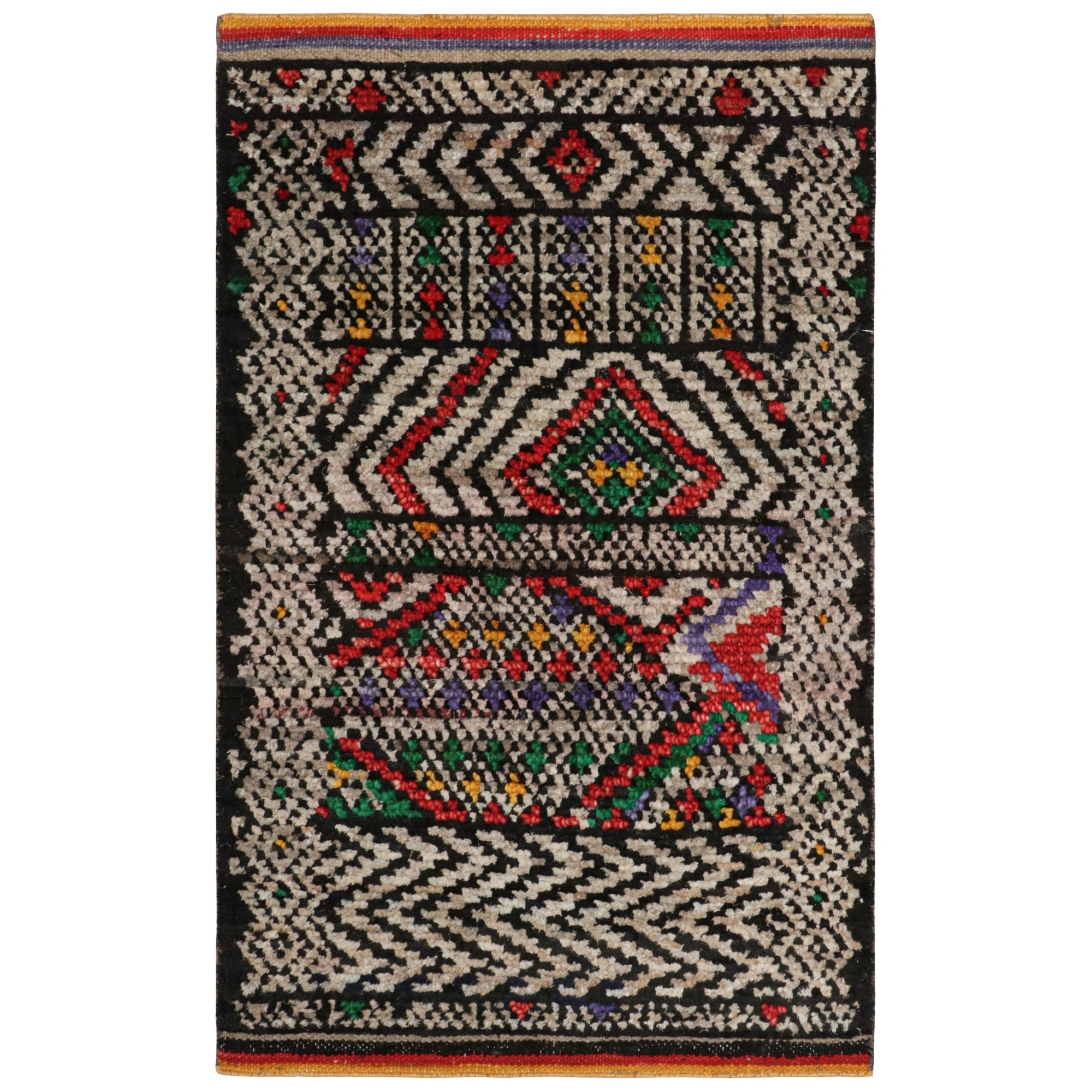 Rug & Kilim's Teppich im marokkanischen Stil mit polychromen geometrischen Mustern im Angebot