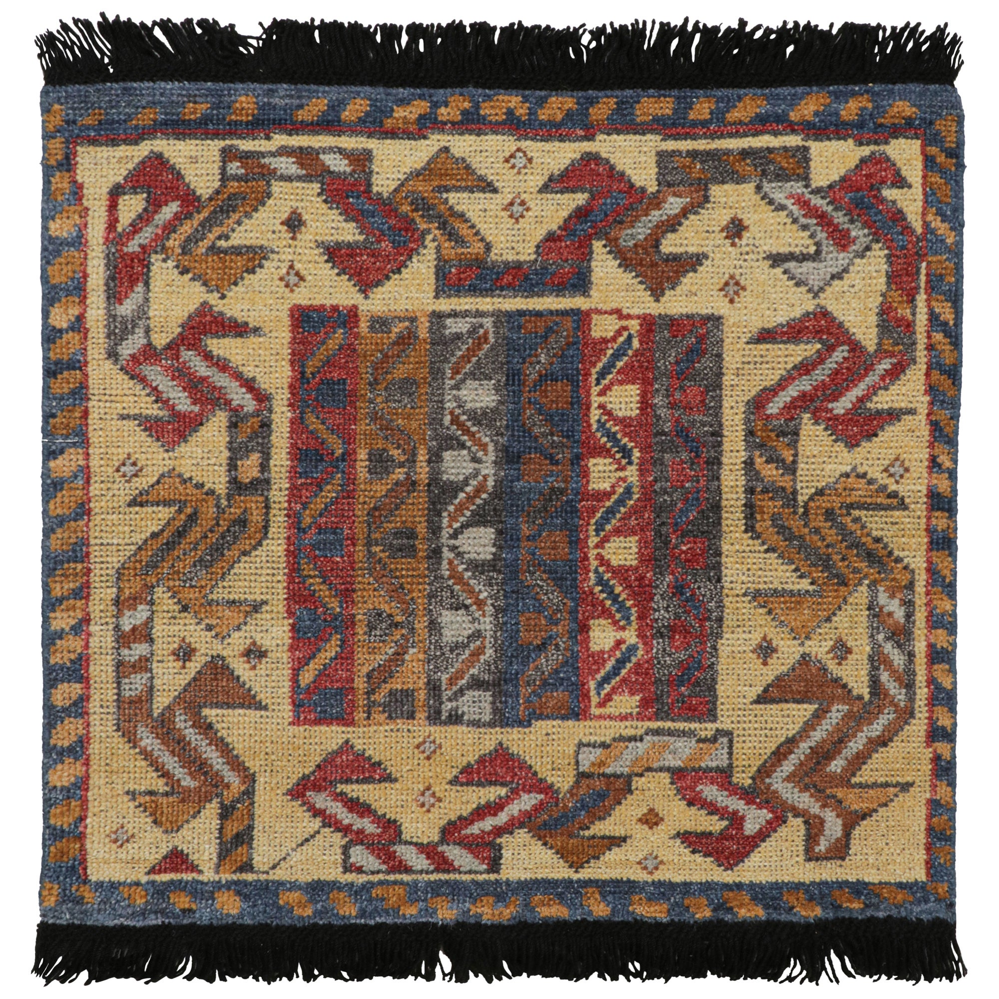 Rug & Kilim's quadratischer Streuteppich im Tribal-Stil mit geometrischen Mustern  im Angebot