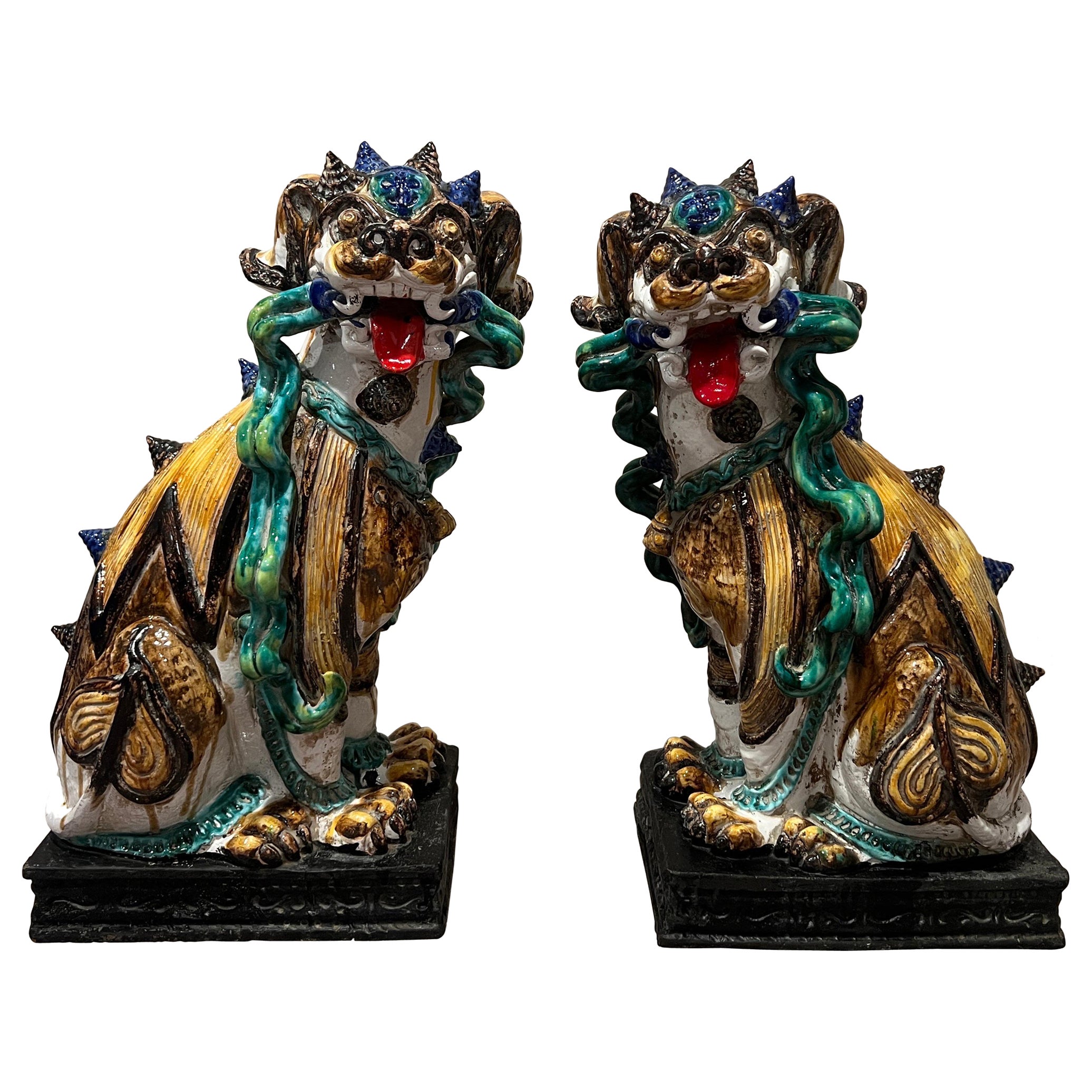 Großformatiges Paar antiker, glasierter Majolika-Keramik- Guardian-Löwen oder Foo-Hunde