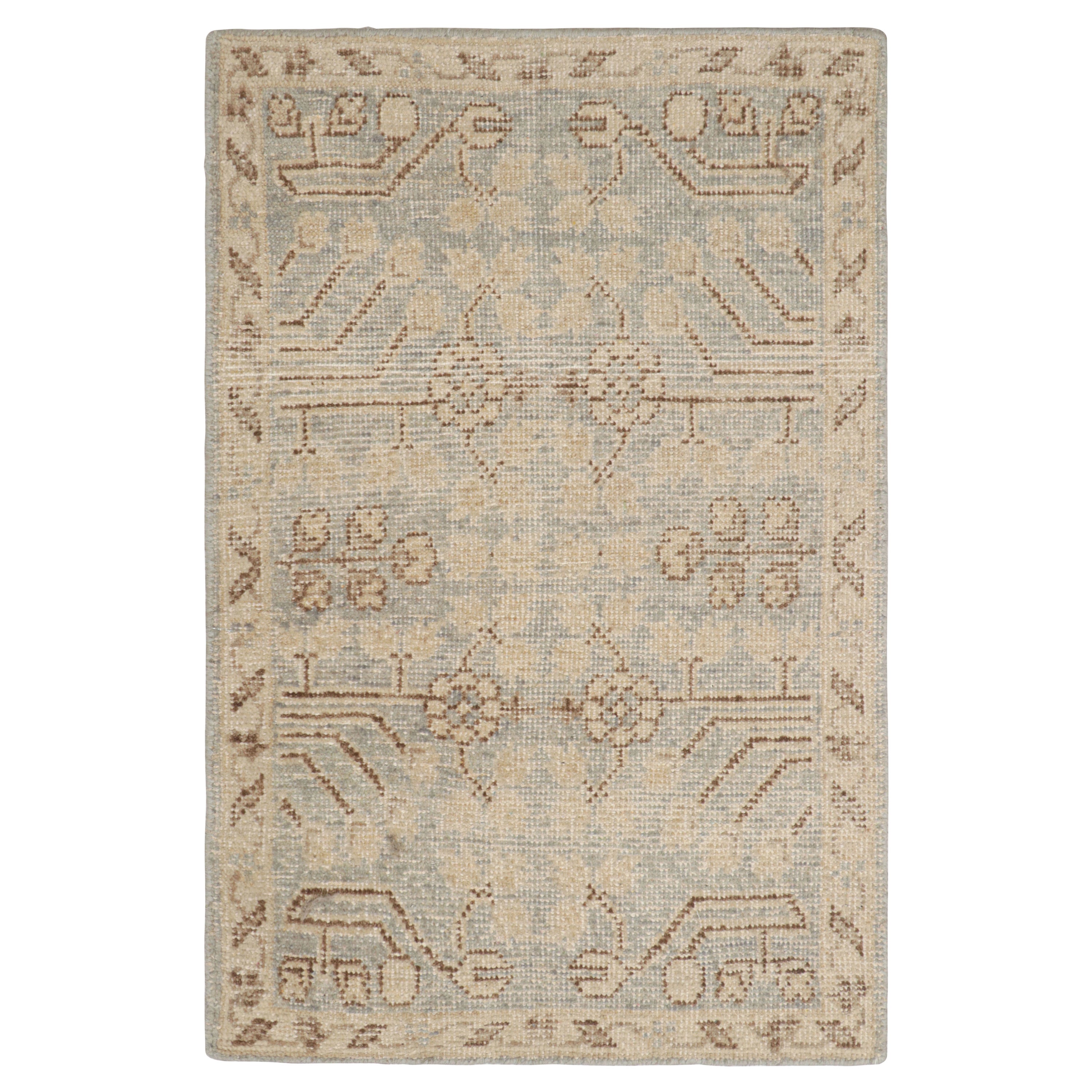 Rug & Kilim's Khotan Samarkand Style Scatter Rug with Geometric Patterns (tapis à motifs géométriques)