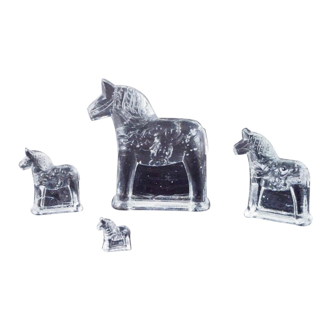 Artiste verrier suédois. Quatre chevaux Dala en verre d'art soufflé à la bouche transparent, années 1970 en vente