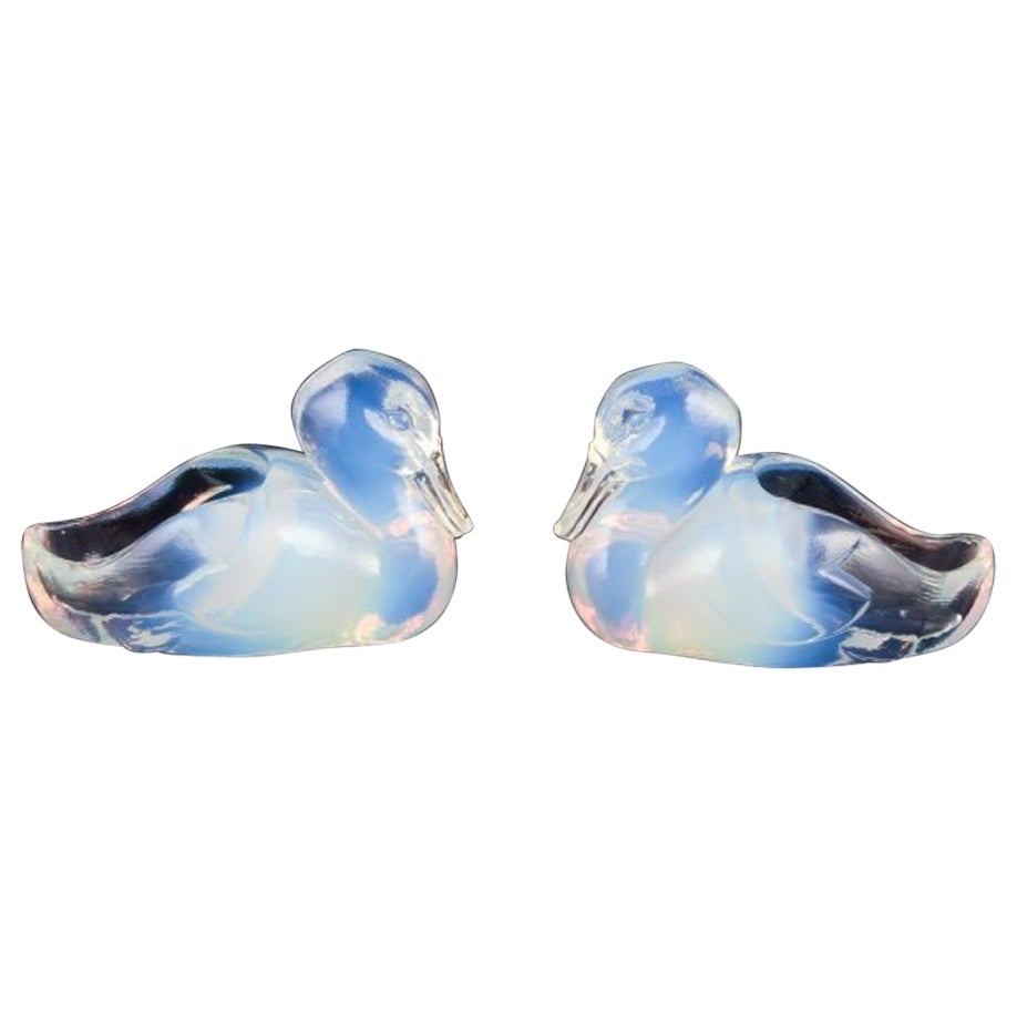 Sabino, Frankreich. Zwei Enten aus Art-Déco-Opalglas-Kunstglas mit bläulichem Farbton. 