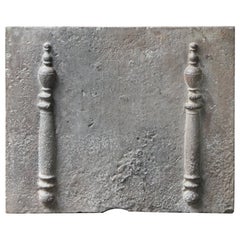 Französische Kaminplatte / Rückwand mit Säulen von Herkules aus dem 17. bis 18. Jahrhundert