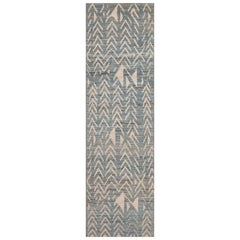 Tapis moderne bleu abrache et tribal géométrique ivoire de la collection Nazmiyal, 3' x 10'8"
