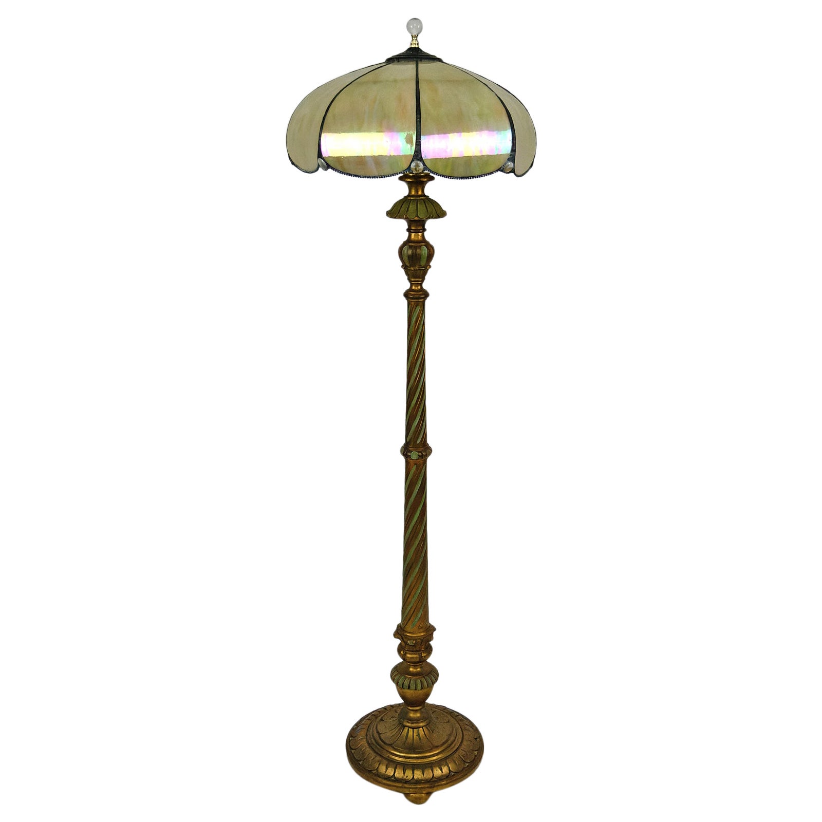 Stehlampe aus vergoldetem, geschnitztem Holz und birnenförmigem Glasschirm, Art déco, 1920er Jahre
