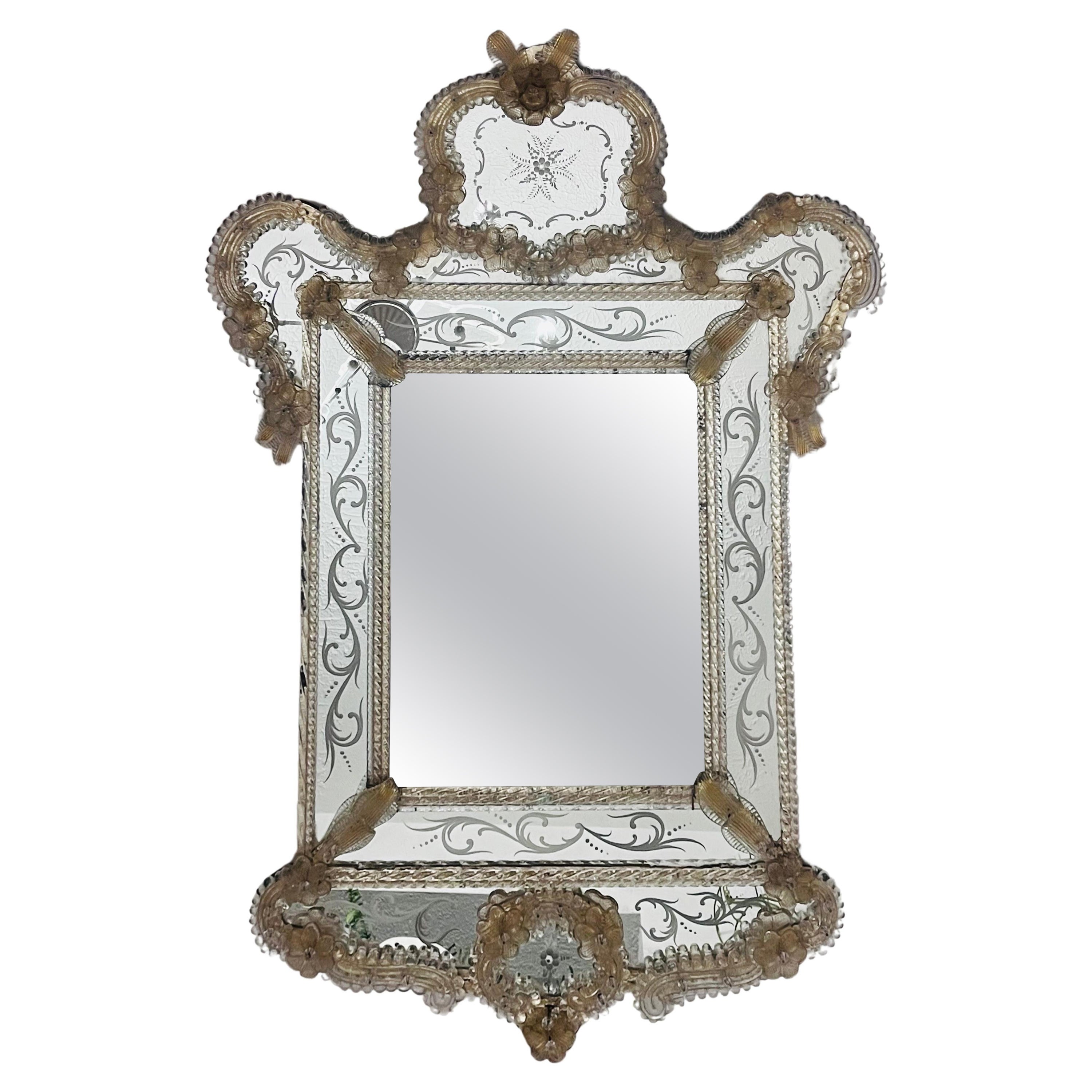 Grand miroir vénitien orné, gravé et appliqué de motifs floraux feuillagés en vente