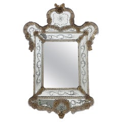 Grand miroir vénitien orné, gravé et appliqué de motifs floraux feuillagés