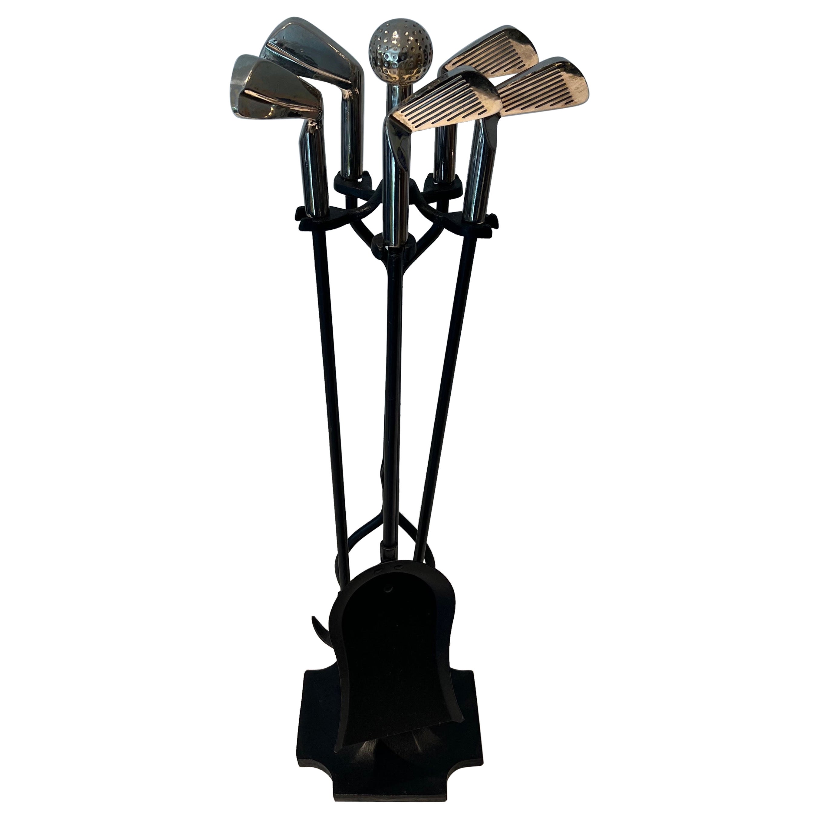 Schwarz lackiertes Metall und Chrom Kaminbesteck auf Stand "Golf" Modell
