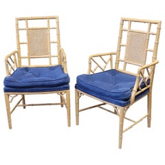Paire de chaises vintage en faux bambou avec coussins bleus