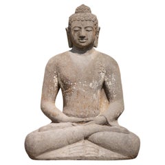 Grande statue de Bouddha en pierre de lave ancienne du milieu du 20e siècle en Dharmachakra mudra