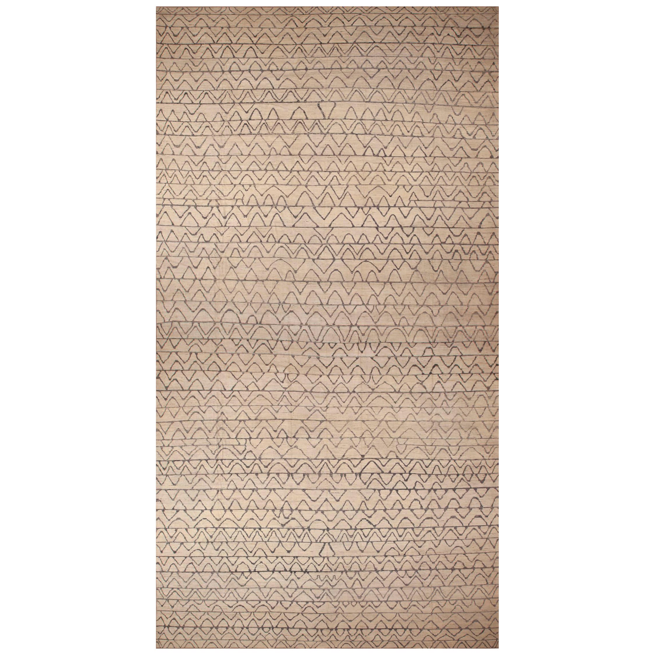 Tapis moderne à chevrons tribaux surdimensionné de la collection Nazmiyal, 17' x 31'5" en vente