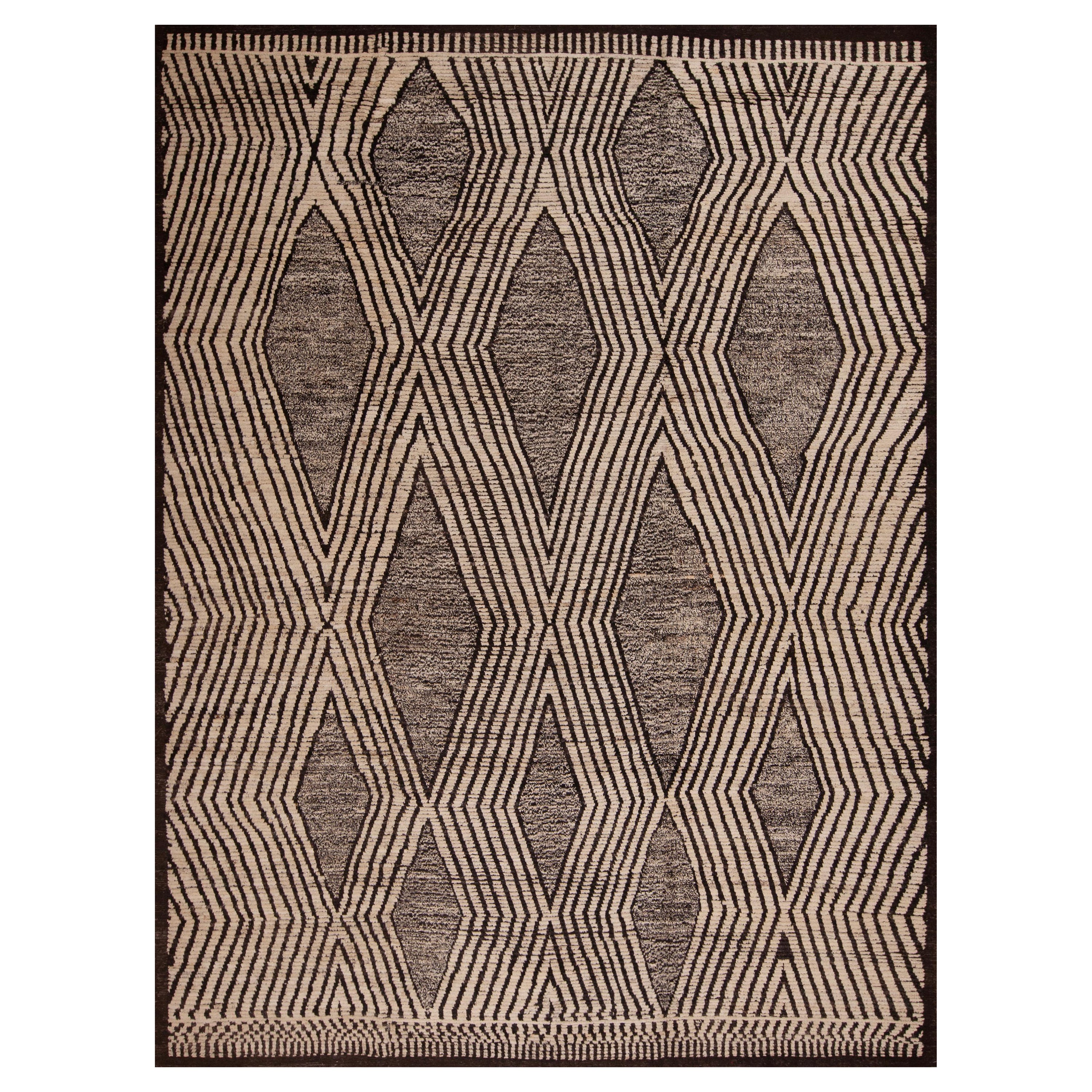 Nazmiyal Collection Tribal Geometric Pattern Modern Room Size Rug 9'4" x 12'6" For Sale