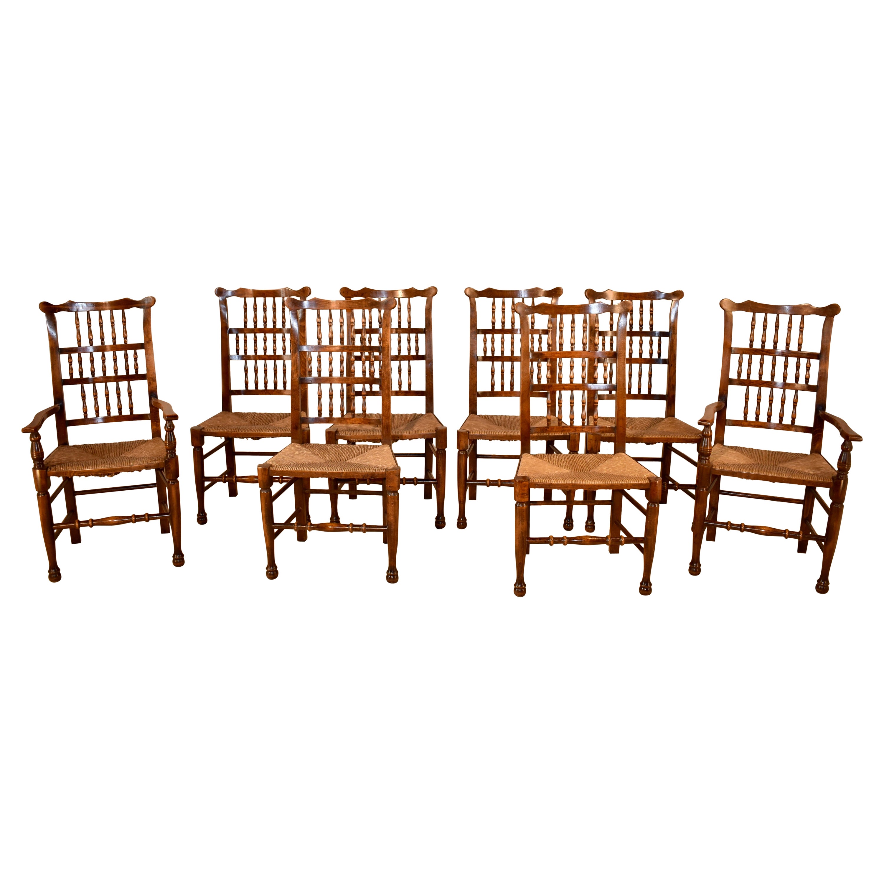 Ensemble personnalisé de huit chaises à dossier fuseau, vers 1920 en vente