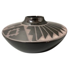 Amerikanische Vase aus schwarzem Geschirrgefäß im Mata Ortiz-Stil