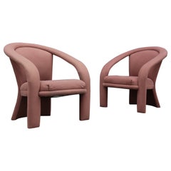 Paire de fauteuils ou fauteuils de salon en daim rose à rubans sculptés de Marge Carson